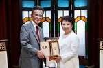 市長致贈臺中特色梨山茶禮盒
