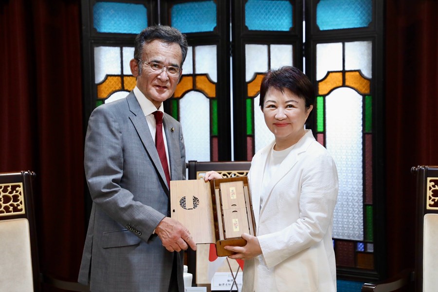 市長致贈臺中特色梨山茶禮盒