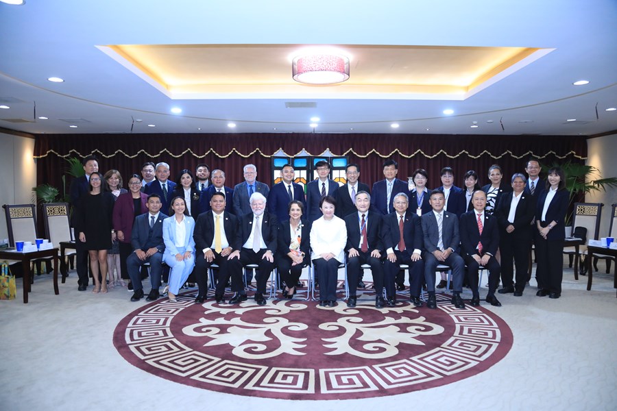 美國姊妹市關島總督古蕾露等貴賓與市長合影