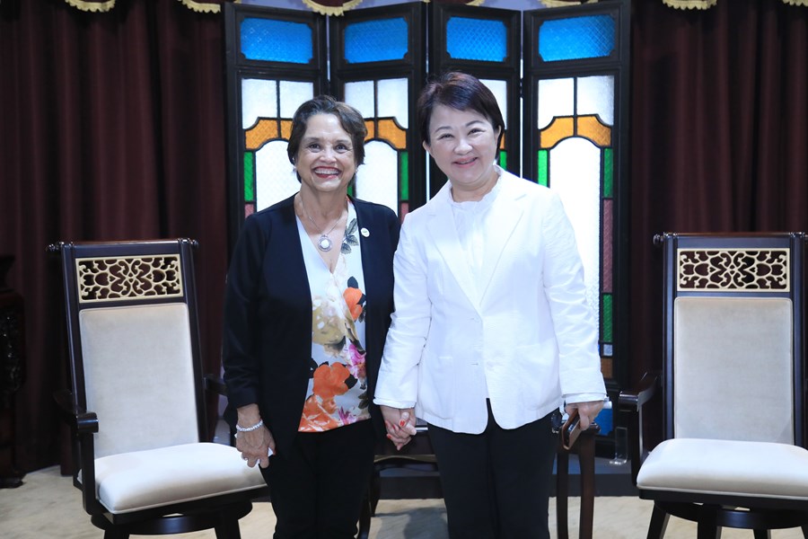 市長歡迎美國姊妹市關島總督古蕾露一行蒞府拜會，現場互動熱絡