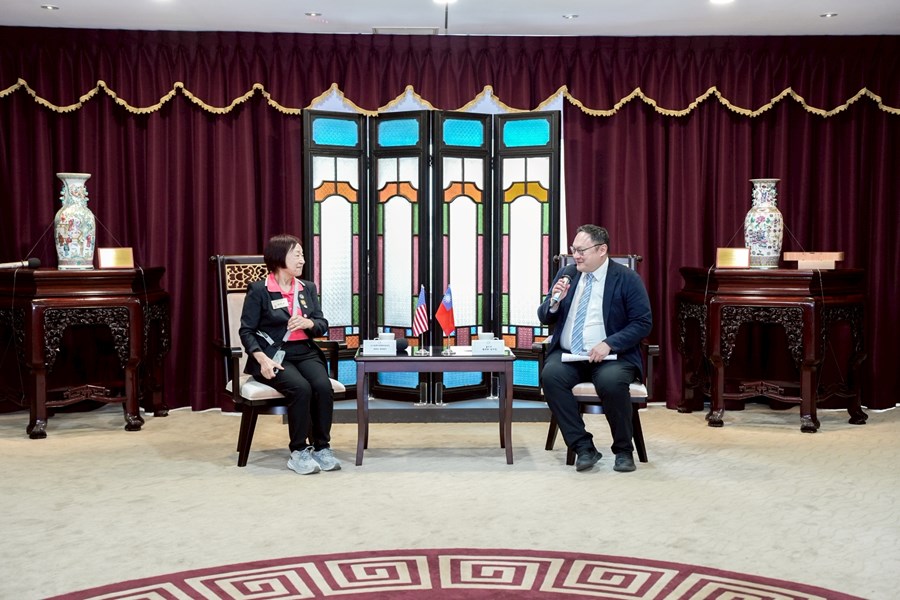 加州台灣同鄉聯誼會儲錦琪會長一行蒞府拜會，由鄭照新副市長代表接待