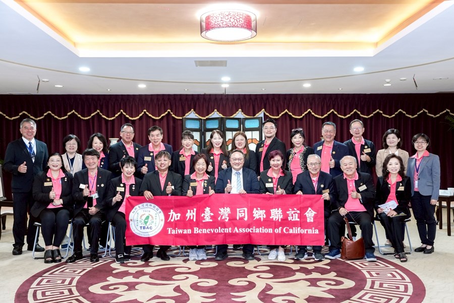 加州台灣同鄉聯誼會儲錦琪會長等貴賓與鄭副市長合影