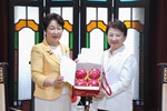 市長致贈臺中特產外埔紅龍果予吉村知事