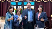 僑胞與鄭照新副市長合影，雙方就經貿、教育與文化等議題進行交流