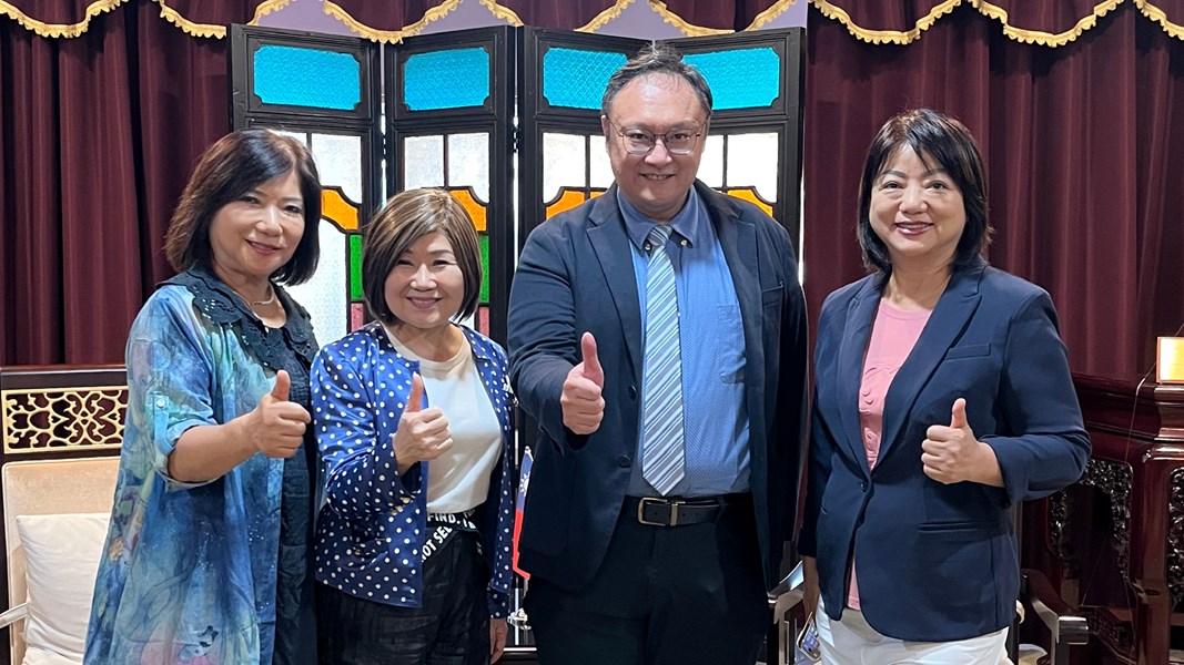 僑胞與鄭照新副市長合影，雙方就經貿、教育與文化等議題進行交流