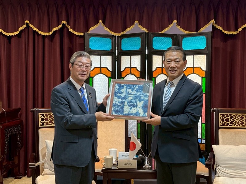 日本友好城市鳥取縣議會銀杏泰利議員等貴賓蒞府拜會，由張大春副秘書長代表接見
