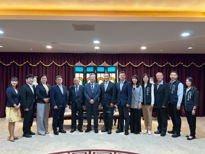 1030-2日本友好城市鳥取縣議會銀杏泰利議員等貴賓與張副秘合影