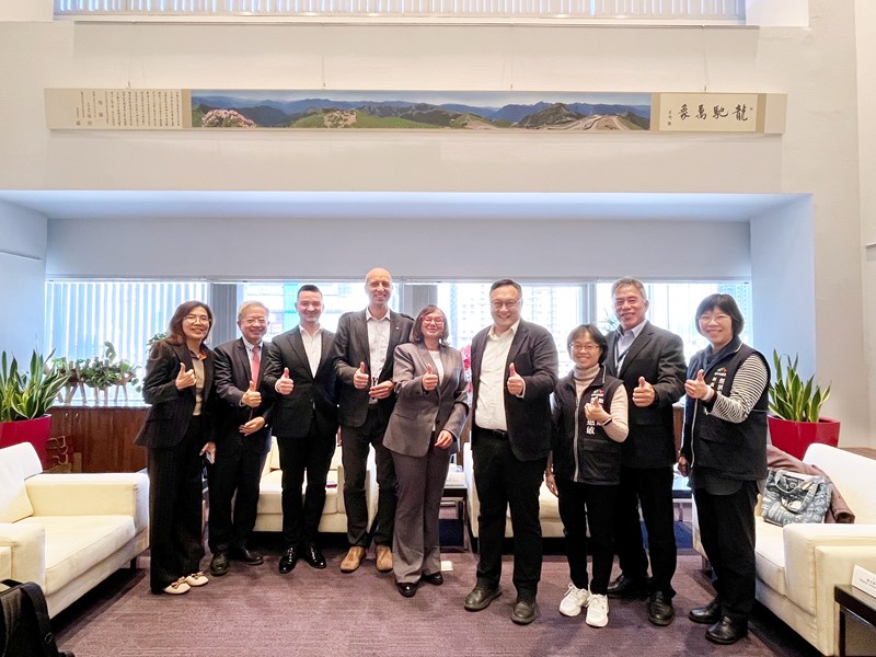 波蘭西利西亞省格利維采市副市長迪萊夫斯卡等貴賓與鄭照新副市長合影