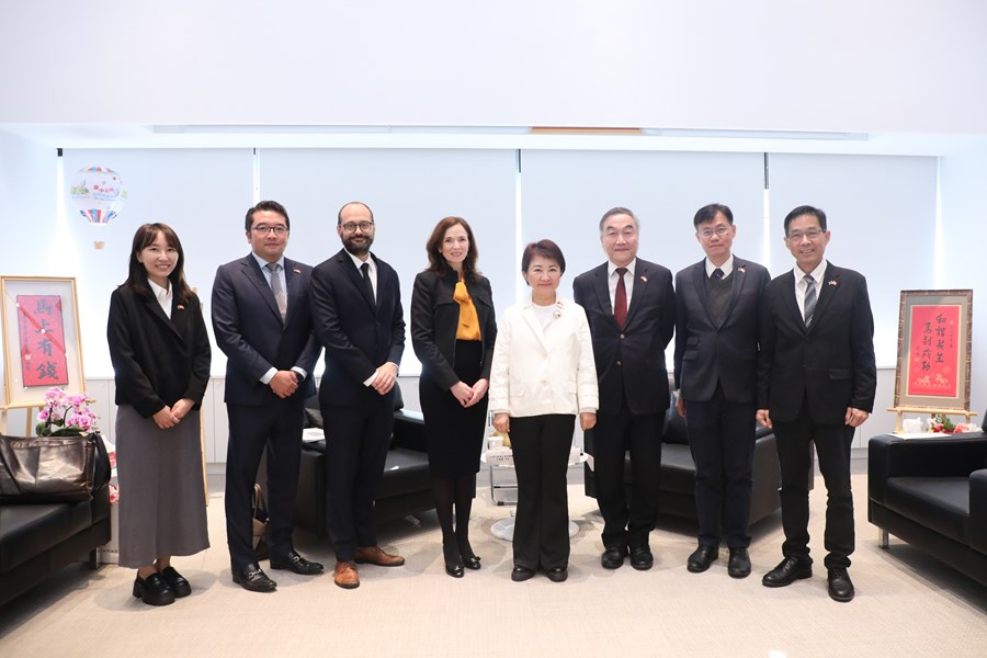 加拿大駐台北貿易辦事處何曼麗代表等貴賓與市長合影