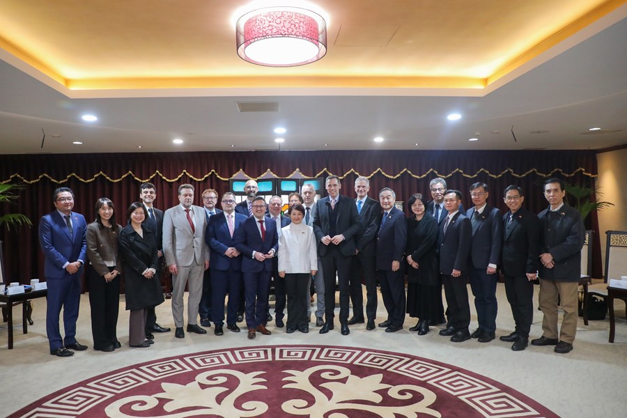 德國聯邦議院議員柯約博等貴賓與市長合影，盼深化雙方交流