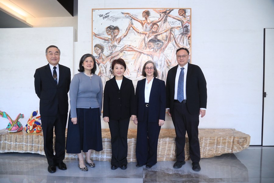 美國在台協會華盛頓總部藍鶯執行理事等貴賓與市長合影