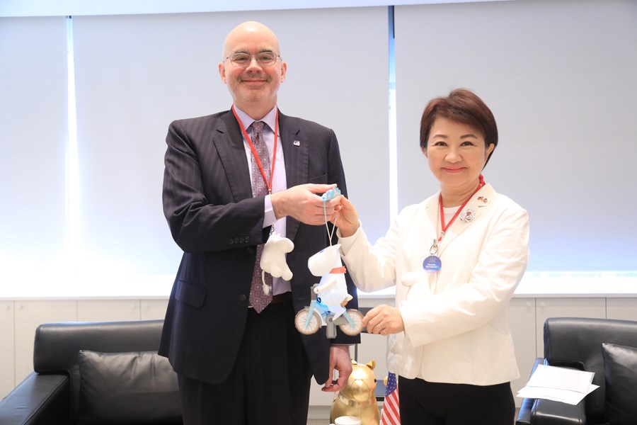 美國在台協會處長谷立言(Raymond Greene)蒞府拜會，市長致贈中姆明（MOOMIN）小提燈