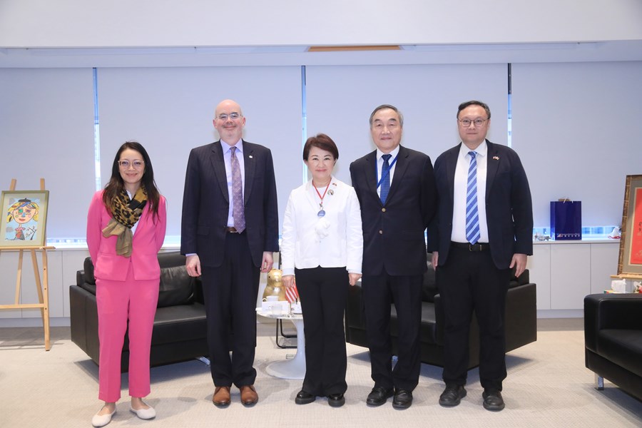 美國在台協會處長谷立言(Raymond Greene)等貴賓與市長合影