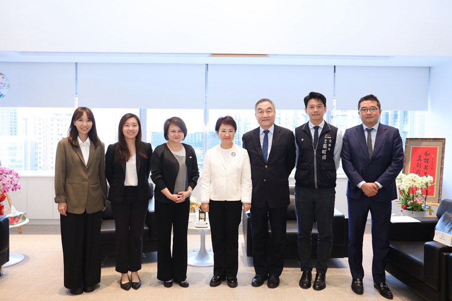 符代表等貴賓與市長合影，盼深化經貿科技、城市治理等交流