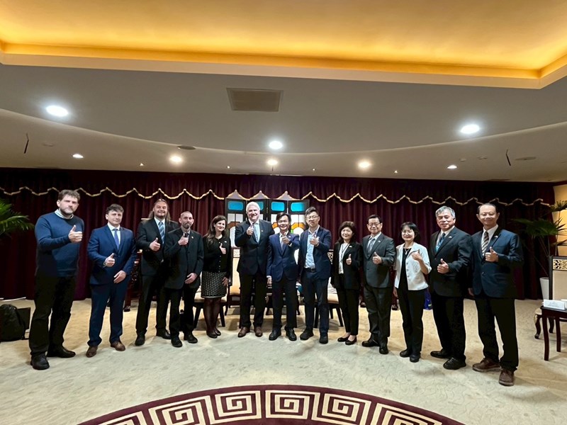 捷克維索基納省副省長沃彭科等貴賓與林副秘書長合影