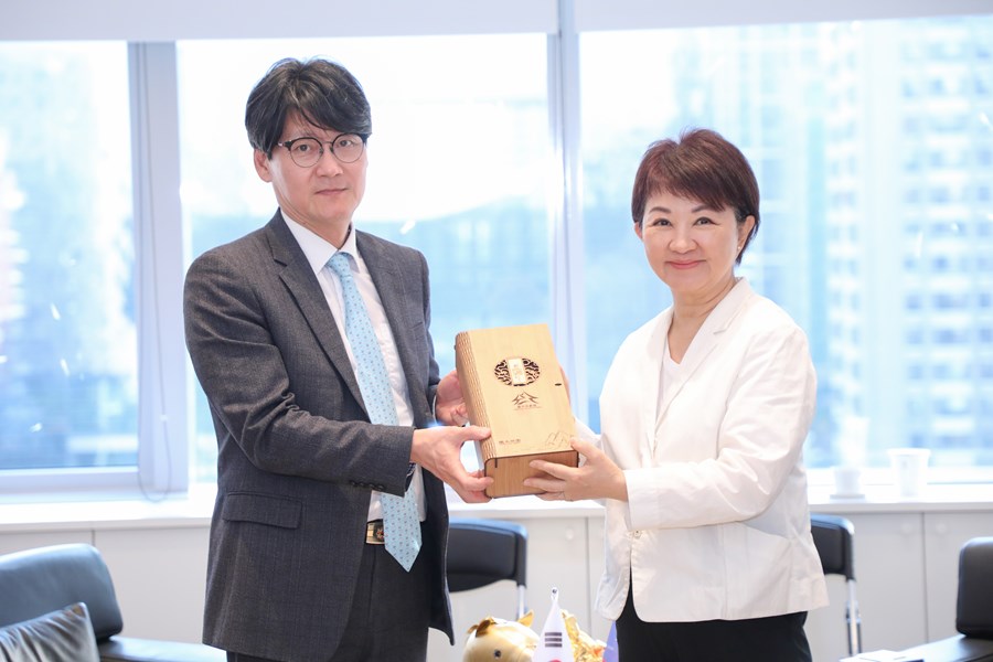 市長致贈高尚郁代理代表台中梨山茶葉禮盒