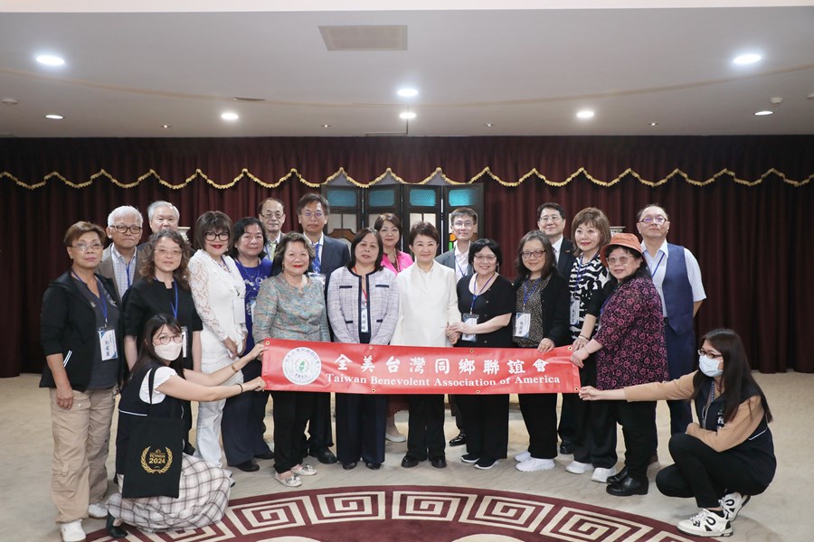 全美台灣同鄉聯誼會會長張錦娟等貴賓與市長合影