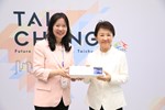 華僑救國聯合總會理事長童惠珍與市長合影