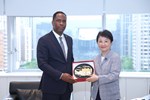盧市長致贈臺中特色湖心亭漆盤