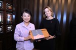 盧市長致贈臺中特色之梨山茶葉禮盒