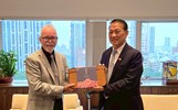 美國聖地牙哥國際姐妹市協會總會長麥奎瑞博士與張大春副秘書長合影