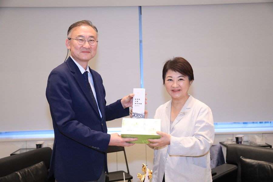 市長致贈臺中特色伴手禮盒