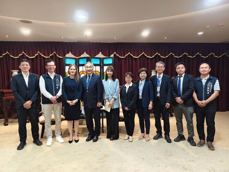 德國經濟辦事處首席代表暨處長蘭依樺博士等貴賓與黃副市長合影