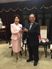 日本山形縣吉村美榮子與林陵三副市長交換禮物合影2