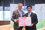 荷蘭恩荷芬John Jorritsma市長與林佳龍市長共同展示已簽署臺中宣言文本