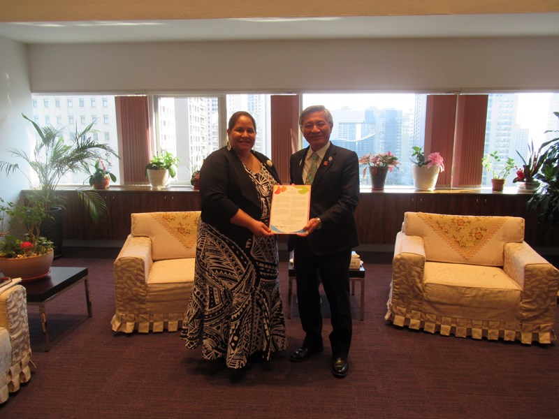 馬紹爾群島共和國大使館Anjanette M. Kattil代理大使與張光瑤副市長共同展示已簽署臺中宣言文本