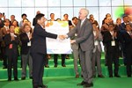 市長將宣言遞交給國際園藝生產者協會(AIPH)會長Bernard Oosterom，象徵《臺中宣言》正式成為AIPH官方文件。