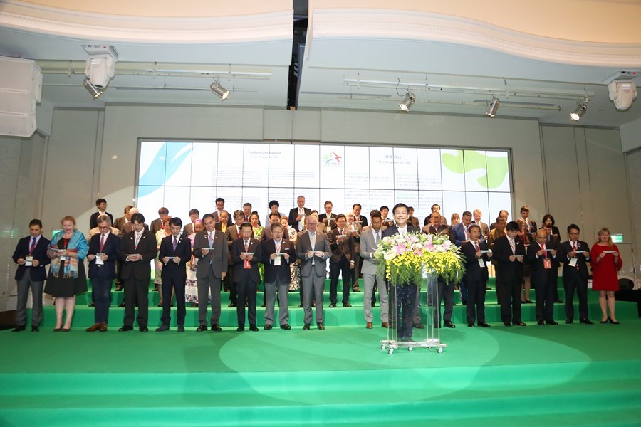 市長帶領簽署代表共同朗讀宣言，宣揚「花現GNP(綠色生產、自然生態、人文生活)」共好理念。