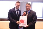 加拿大駐臺北貿易辦事處芮喬丹代表與令狐副市長榮達合影