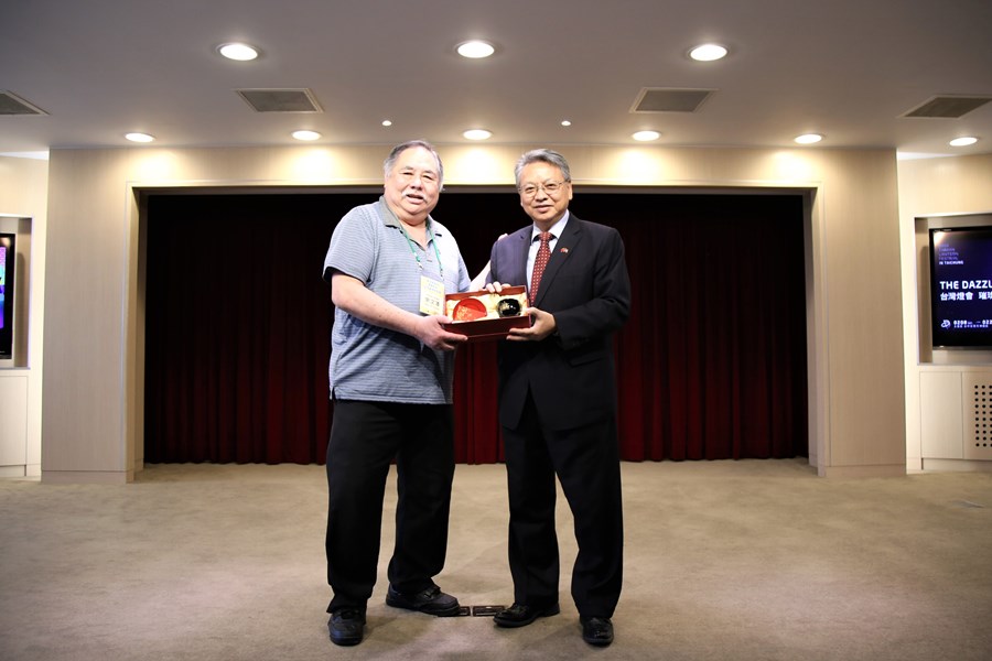 令狐副市長與團長余文澤互贈紀念品，並就城市交流、僑務等議題交換意見。
