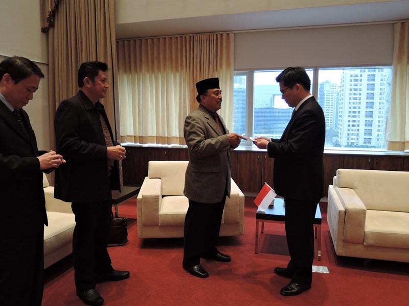 印尼副總統特使Mr. Hamu訪問團-交換名片