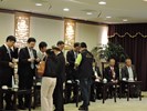 日本攝津青年會議所及大甲國際青年商會一行交換名片
