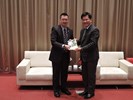 新加坡駐台北商務代表黃偉權與林佳龍市長合影