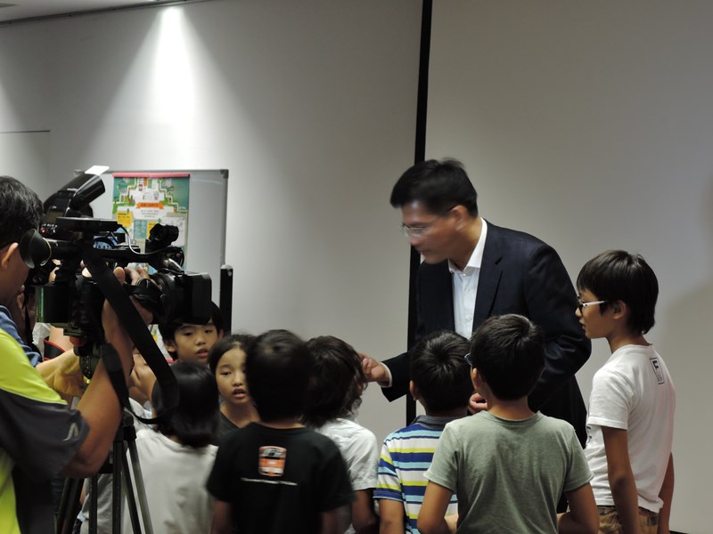 臺灣日本人學校校長松尾功子小學四年級學生蒞府參觀