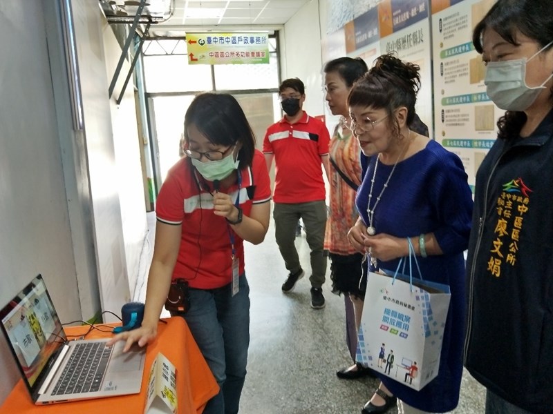 秘書處進行導覽-聆聽原臺中市市歌及縣歌