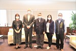 令狐副市長榮達偕市府代表與比利時台北辦事處長文浩德合影。