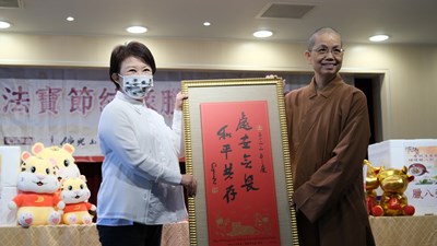 佛光山惠中寺贈臘八粥 盧市長盼國人遇逆境勇敢堅強