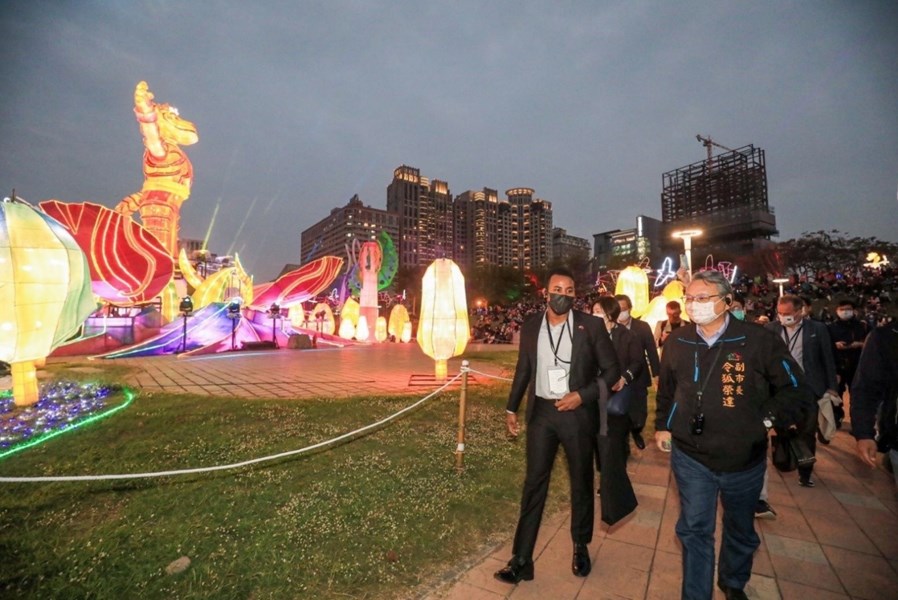 令狐副市長陪同各國使節及國際媒體參訪2022中台灣元宵燈會「台中虎耶YA！」。