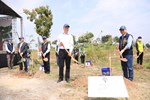 令狐副市長與英國在台辦事處鄧元翰代表，一同種下別名「福爾摩沙」的台灣原生種杜虹花(Callicarpa formosana )，紀念台英友誼。