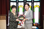 王副市長致贈臺中特色的湖心亭漆盤