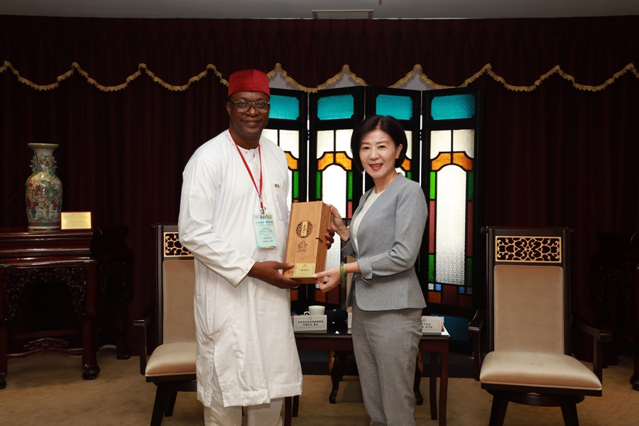 王副市長致贈梨山茶禮盒予奈及利亞駐華商務辦事處長阿德哥克